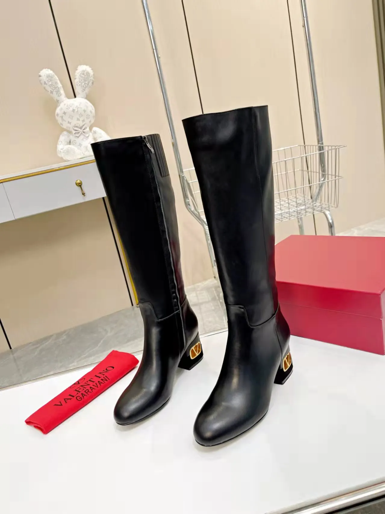 👟👟Ex-factory price 740👟👟 Genuine leather sole +40🆕 Valentino. Valentino autumn and winter fashion women's boots: Comfortable and versatile on the upper feet, showing long legs, Fabric: Imported first-layer cowhide ⚡The most popular V buckle ⚡Inside feet all genuine leather Code number: 35−40 (Customized size 41) Boot height: 15 inches